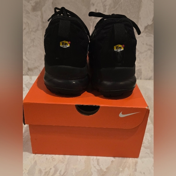 Nike Vapormax In Black Men\'s 8.0 Lace-Up Sneakers (Note:Unisex Women\'s size 9.5)